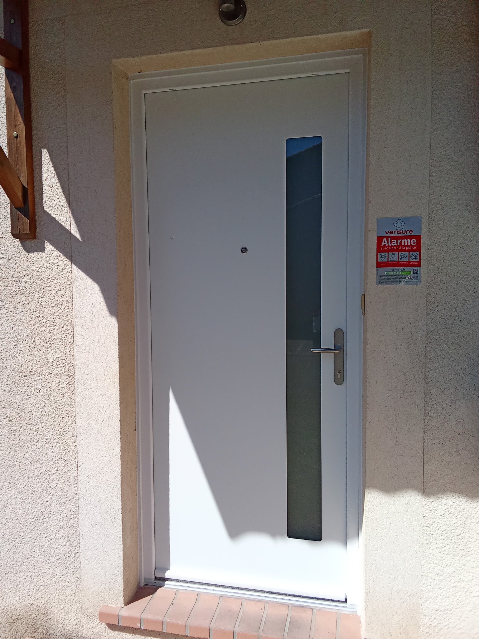 Porte d'entrée acier Menuiseries Garcin Porte d'entrée acier blanc Menuiseries Garcin